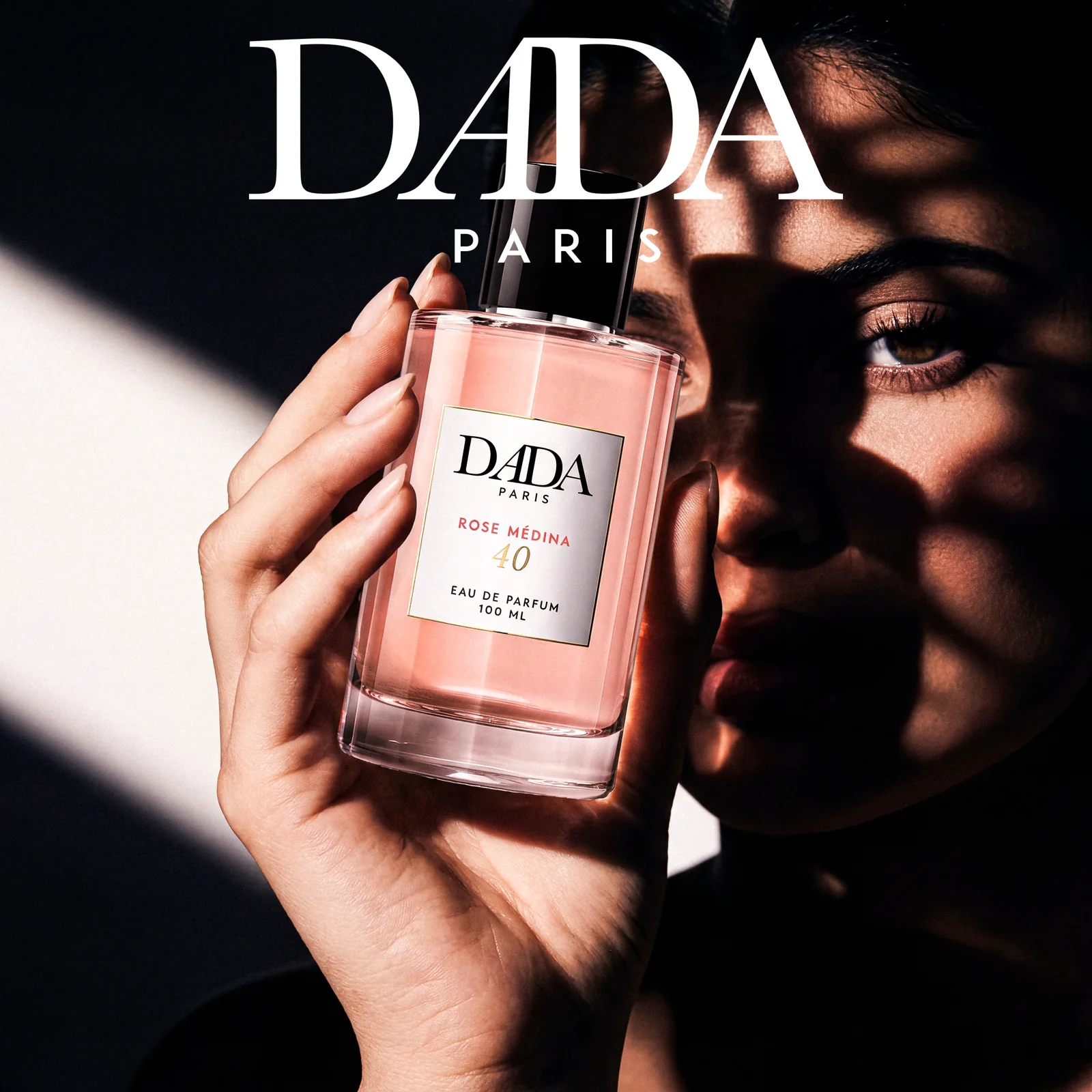 Composition DADA PARIS associant un portrait, un flacon de parfum et un jeu d’ombres.