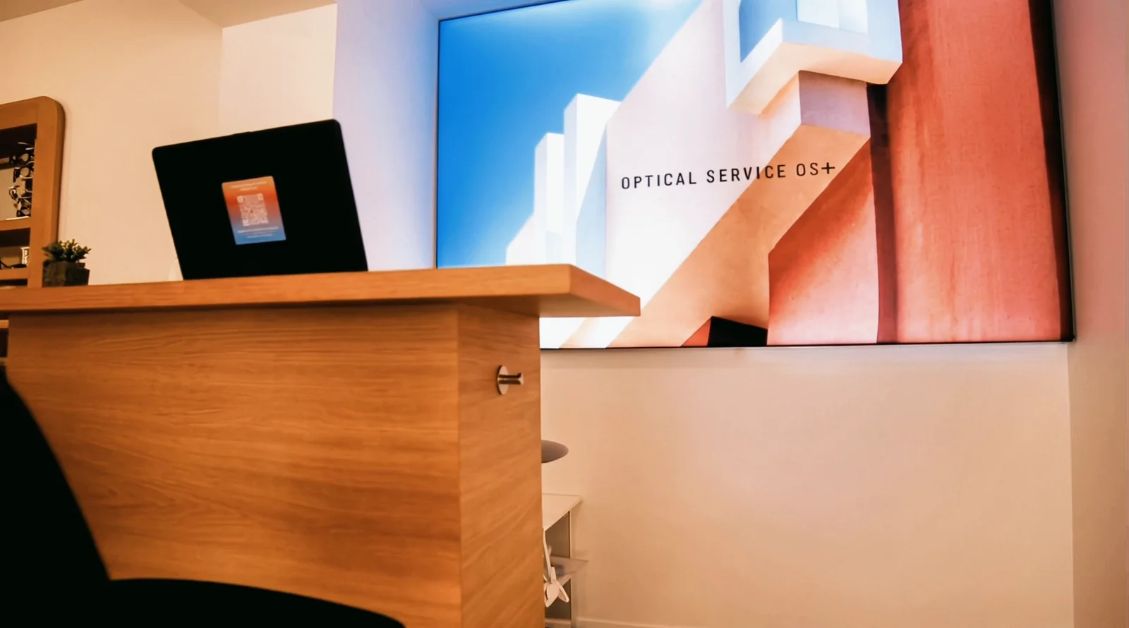 Vues de la boutique Optical Service : façade, montures exposées, présentoirs et détails de l’espace. Le signe OS+ apparaît dans les images.