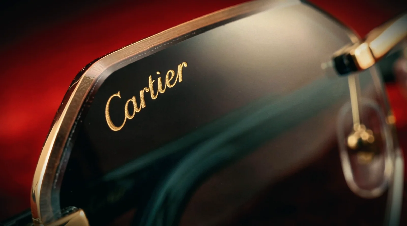 Des lunettes, une montre et des panthères apparaissent dans un univers rouge et doré. Le montage joue sur les reflets et les matières. Les signes Cartier et OS+ sont présents dans le film.